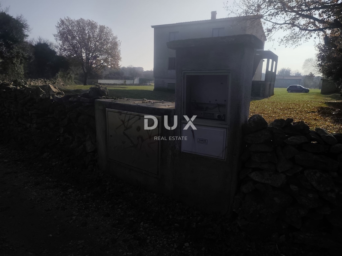 ISTRA, ŠIŠAN - Prostorna nedokončana hiša z veliko gradbeno parcelo