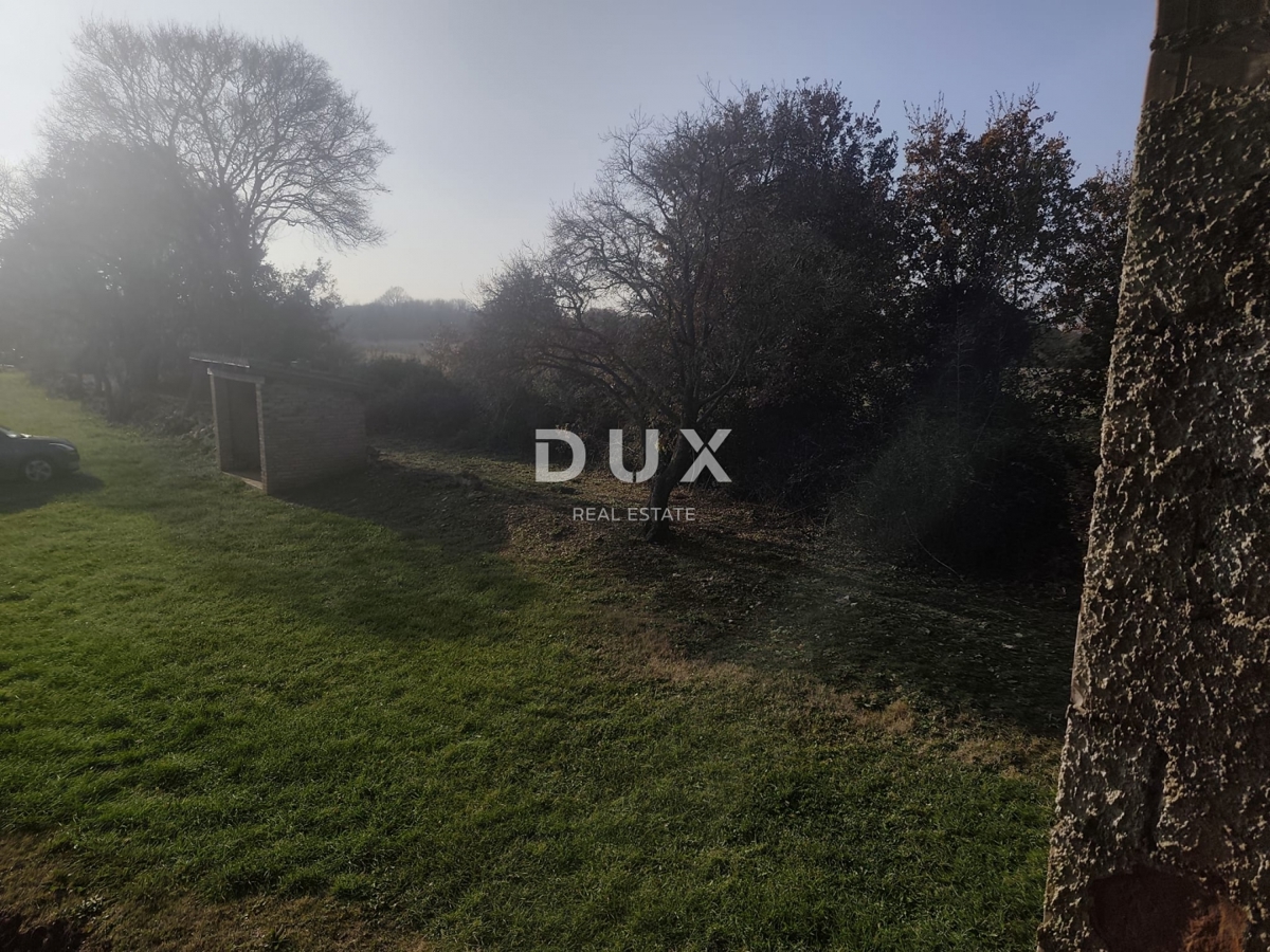 ISTRA, ŠIŠAN - Prostorna nedokončana hiša z veliko gradbeno parcelo