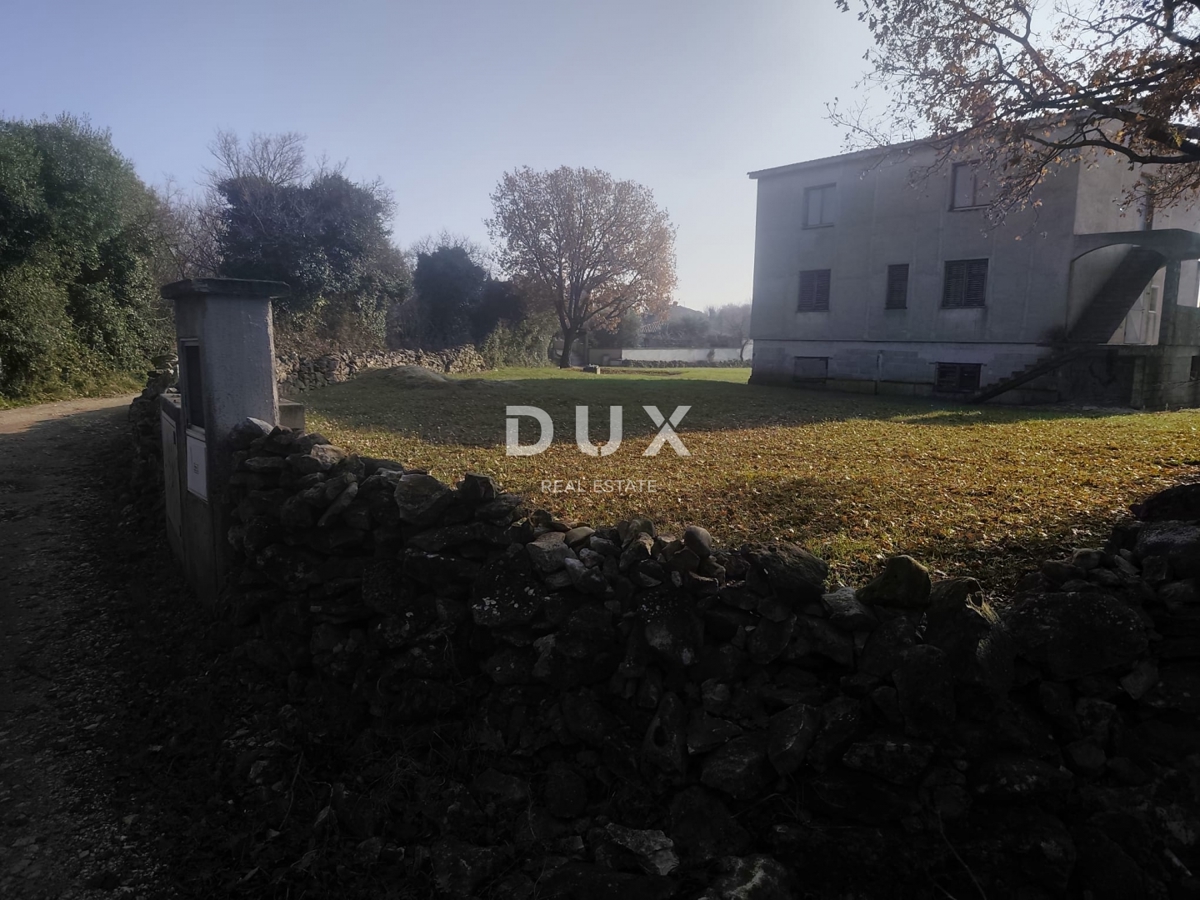 ISTRA, ŠIŠAN - Prostorna nedokončana hiša z veliko gradbeno parcelo