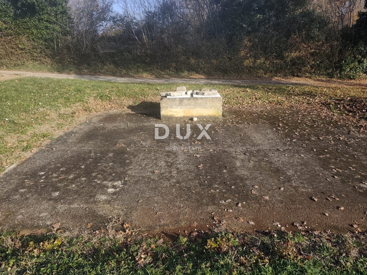 ISTRA, ŠIŠAN - Prostorna nedokončana hiša z veliko gradbeno parcelo