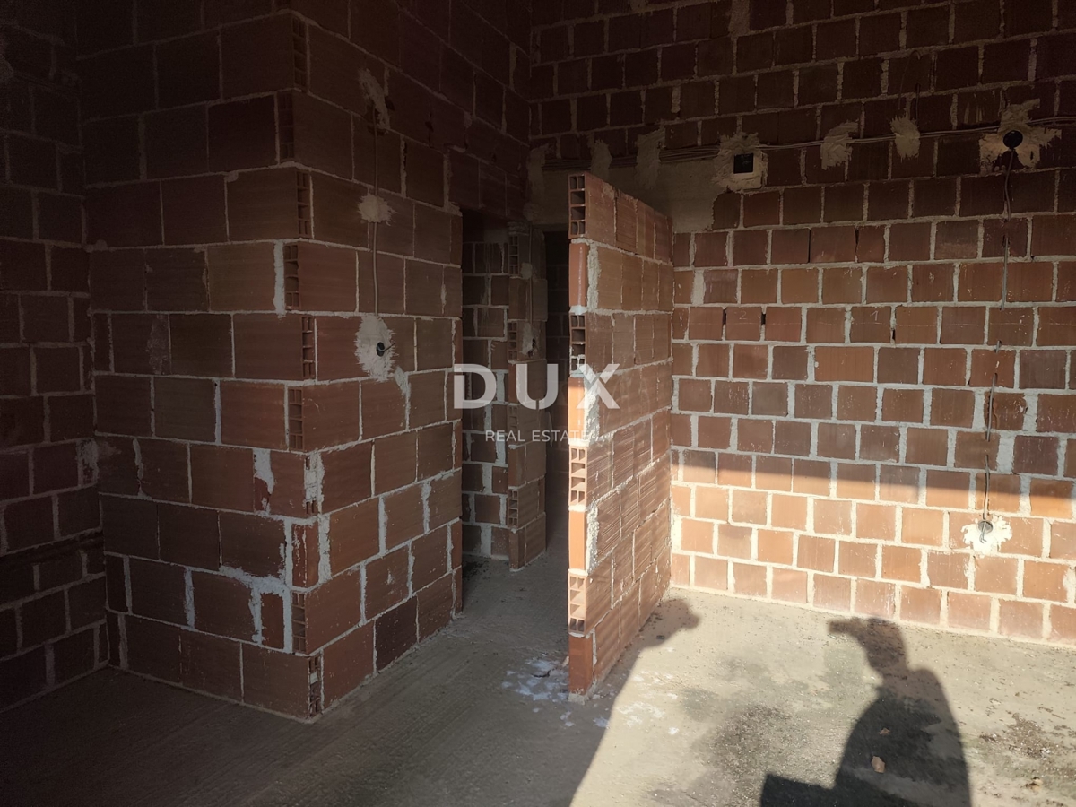 ISTRA, ŠIŠAN - Prostorna nedokončana hiša z veliko gradbeno parcelo