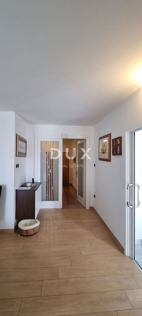 NOVI VINODOLSKI - Apartma s 3 spalnicami + dnevno sobo z bazenom, blizu centra