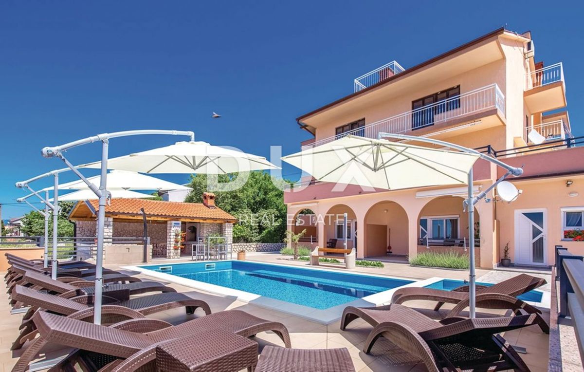 NOVI VINODOLSKI - Apartma s 3 spalnicami + dnevno sobo z bazenom, blizu centra