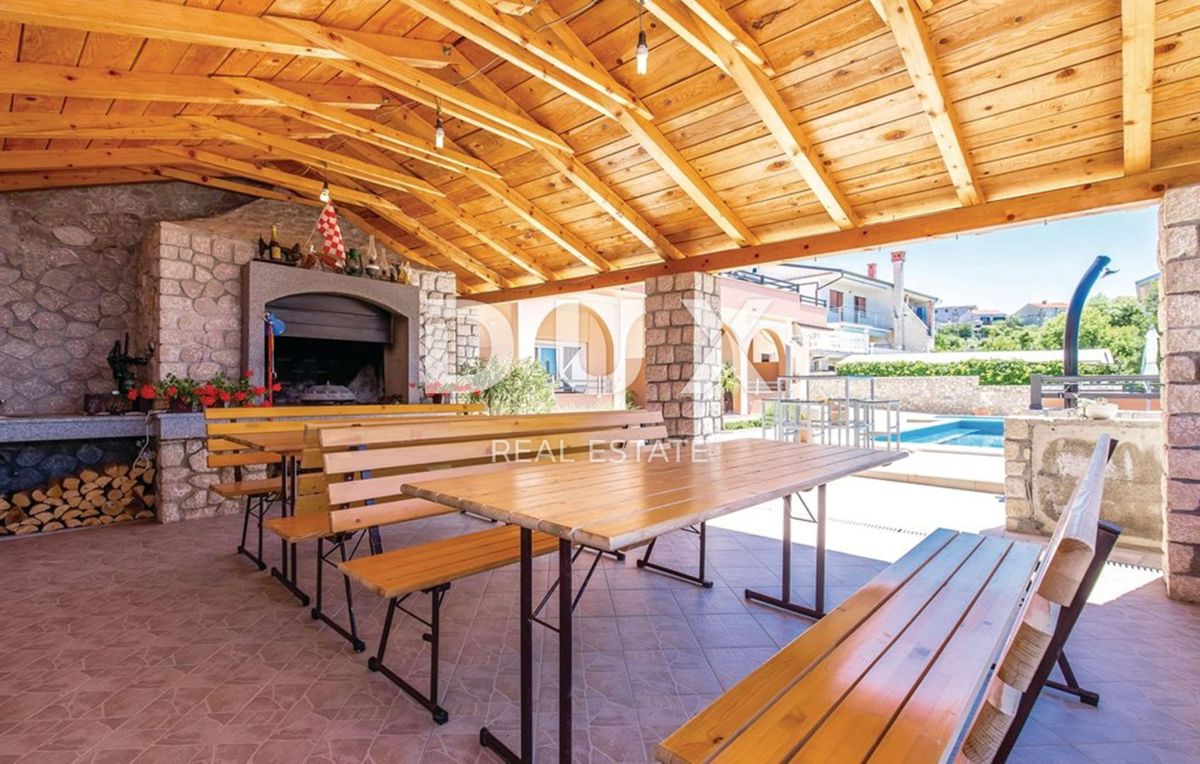 NOVI VINODOLSKI - Apartma s 3 spalnicami + dnevno sobo z bazenom, blizu centra