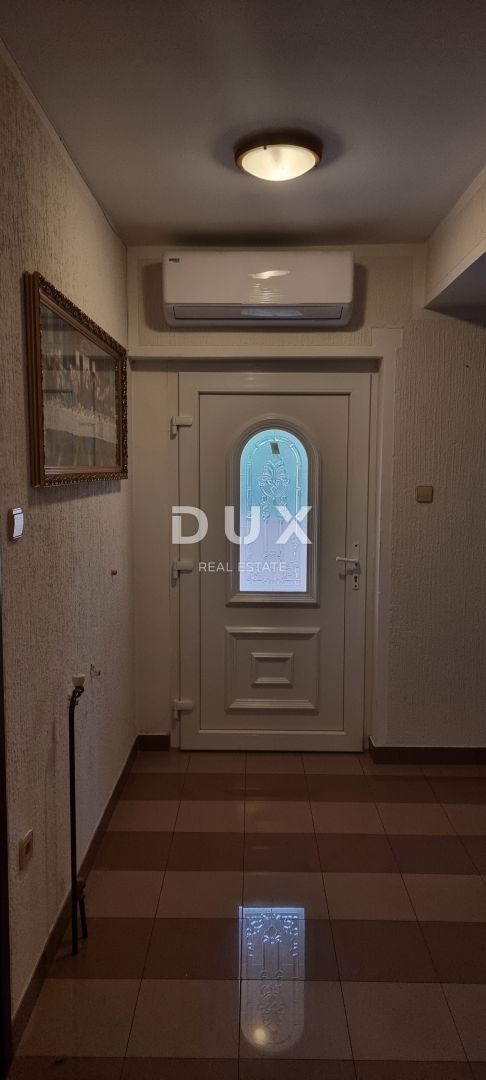 NOVI VINODOLSKI - Apartma s 3 spalnicami + dnevno sobo z bazenom, blizu centra