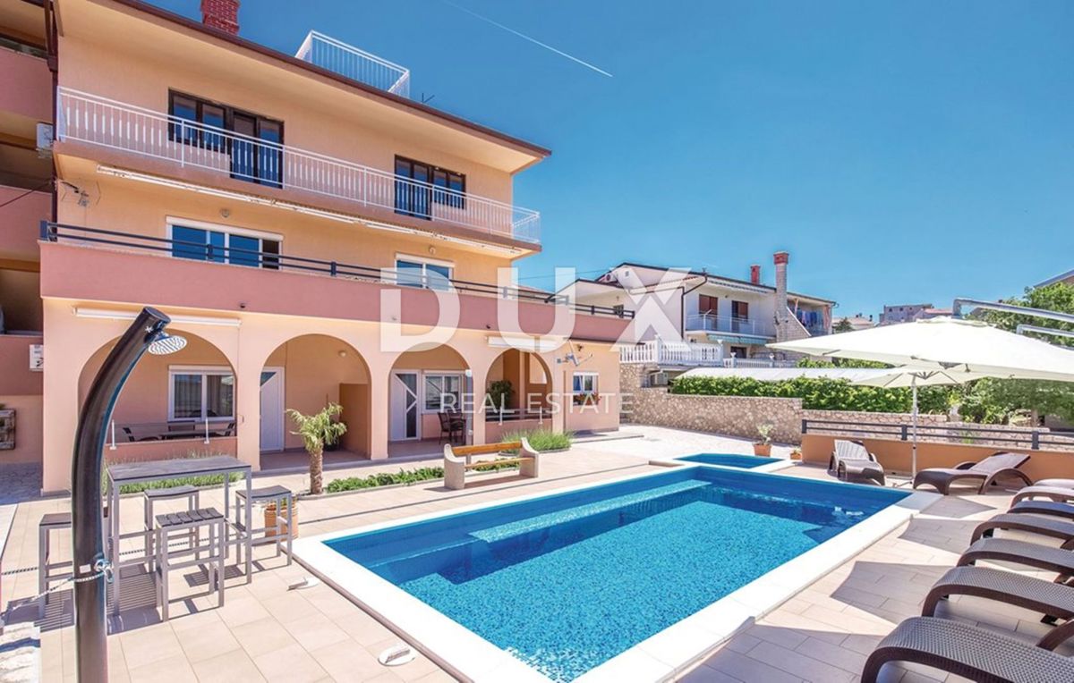 NOVI VINODOLSKI - Apartma s 3 spalnicami + dnevno sobo z bazenom, blizu centra