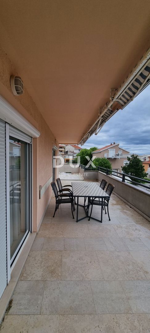 NOVI VINODOLSKI - Apartma s 3 spalnicami + dnevno sobo z bazenom, blizu centra