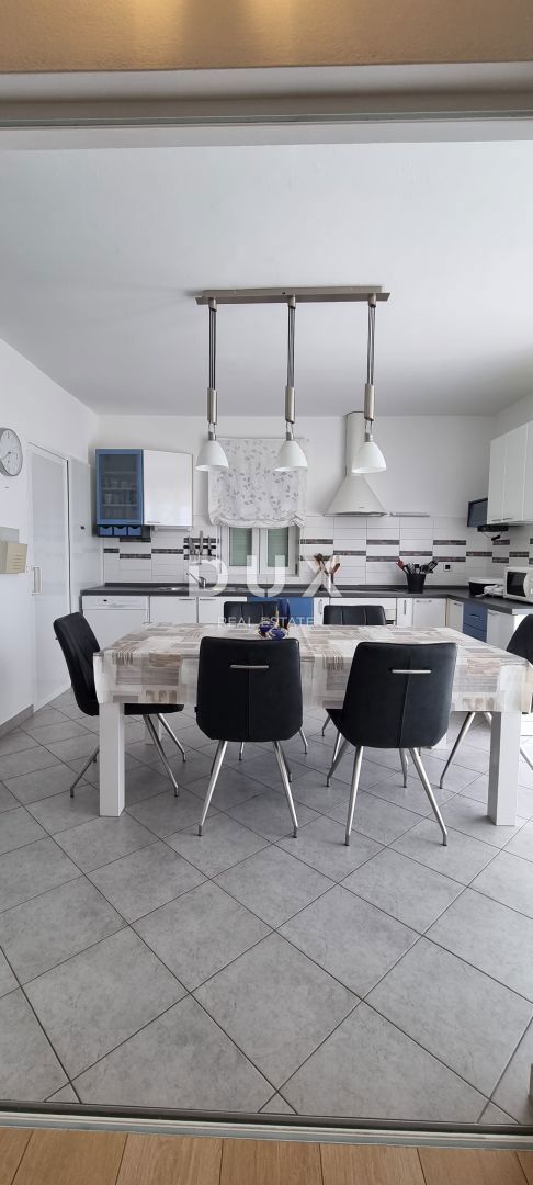 NOVI VINODOLSKI - Apartma s 3 spalnicami + dnevno sobo z bazenom, blizu centra