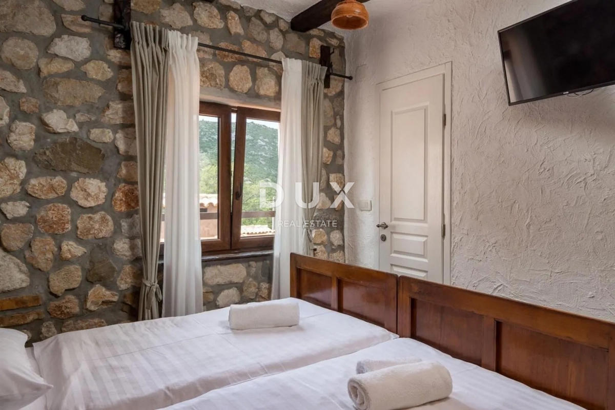 NOVI VINODOL, DRIVENIK - Kamnita vila vrhunskega udobja v mirni oazi, 230 m2