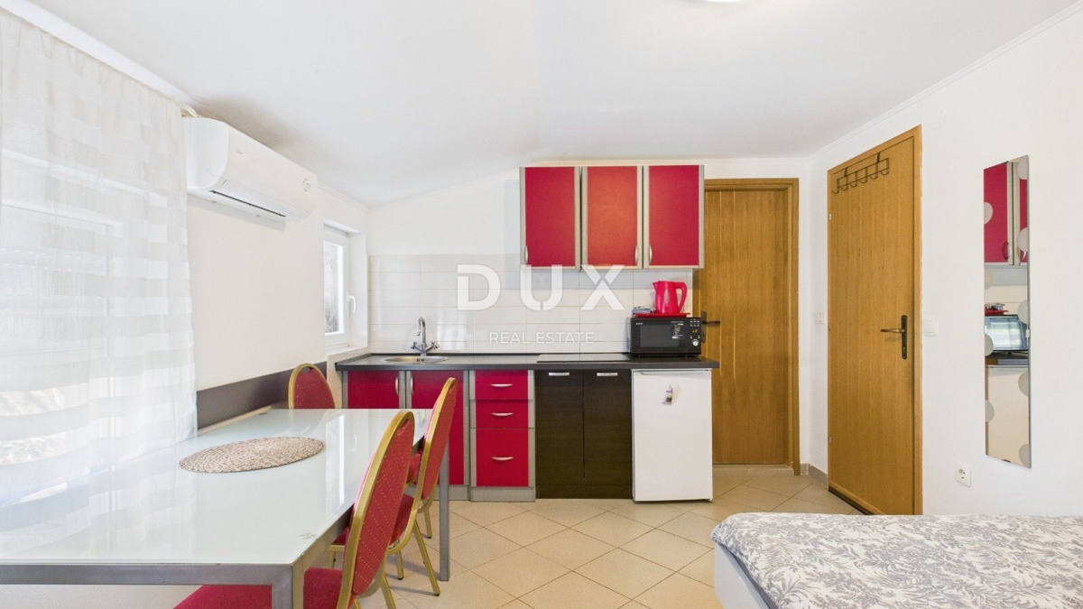 CRIKVENICA - stanovanje s tremi stanovanjskimi enotami, 200 m od morja