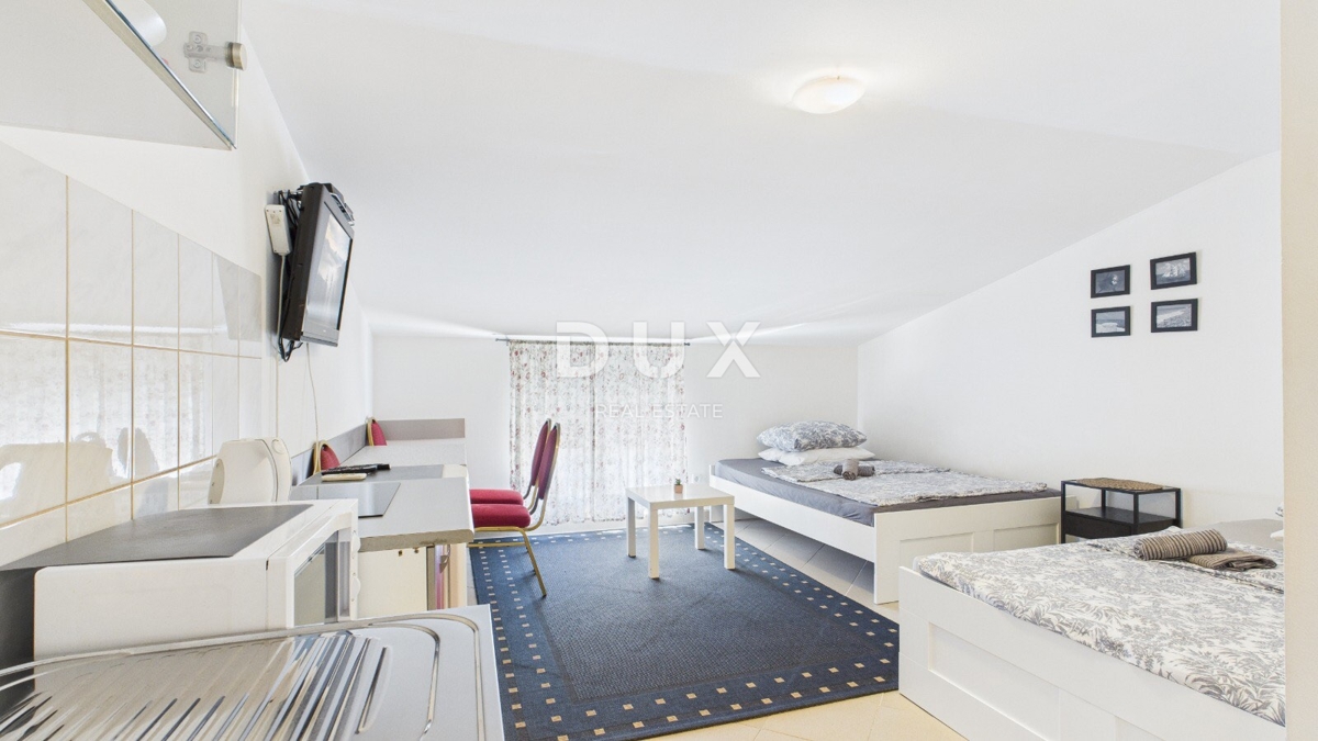 CRIKVENICA - stanovanje s tremi stanovanjskimi enotami, 200 m od morja