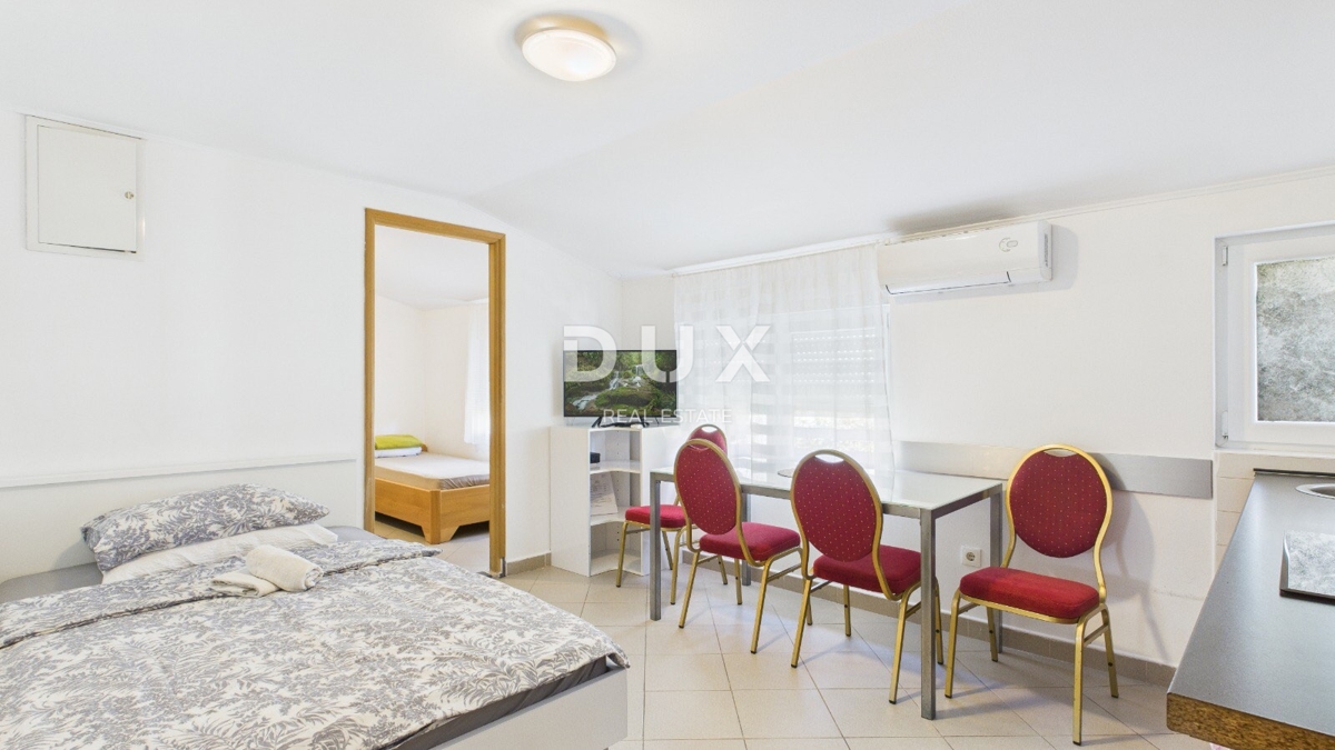 CRIKVENICA - stanovanje s tremi stanovanjskimi enotami, 200 m od morja