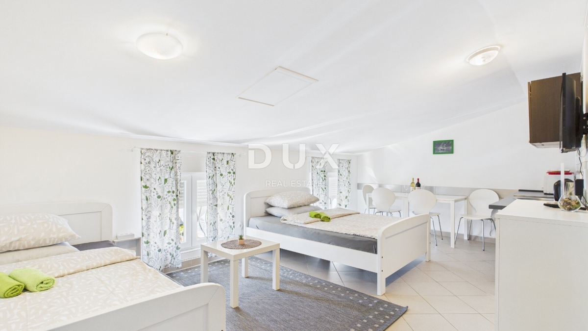 CRIKVENICA - stanovanje s tremi stanovanjskimi enotami, 200 m od morja