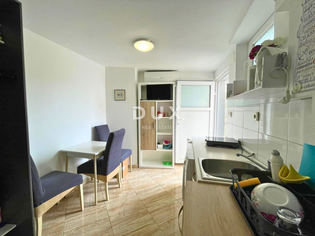 CRIKVENICA - stanovanje s tremi stanovanjskimi enotami, 200 m od morja