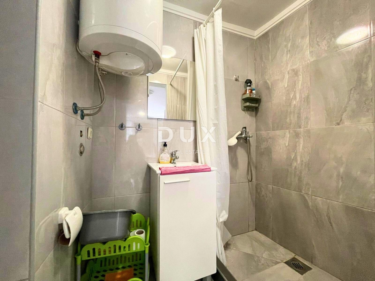 CRIKVENICA - stanovanje s tremi stanovanjskimi enotami, 200 m od morja