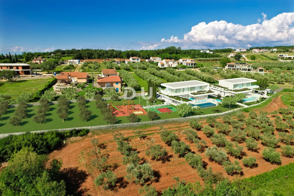 ISTRA, POREČ - Luksuzna moderna vila z bazenom in garažo pred zeleno površino
