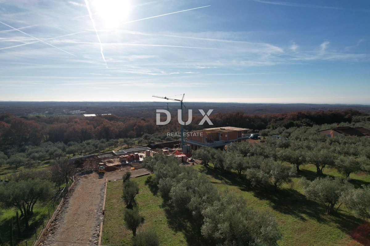 ISTRA, POREČ - Luksuzna moderna vila z bazenom in garažo pred zeleno površino