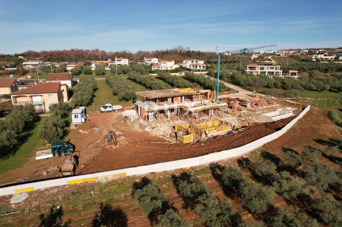 ISTRA, POREČ - Luksuzna moderna vila z bazenom in garažo pred zeleno površino