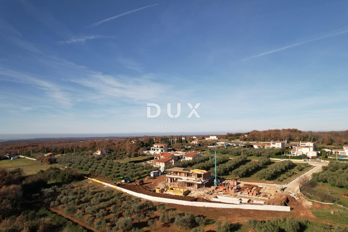 ISTRA, POREČ - Luksuzna moderna vila z bazenom in garažo pred zeleno površino