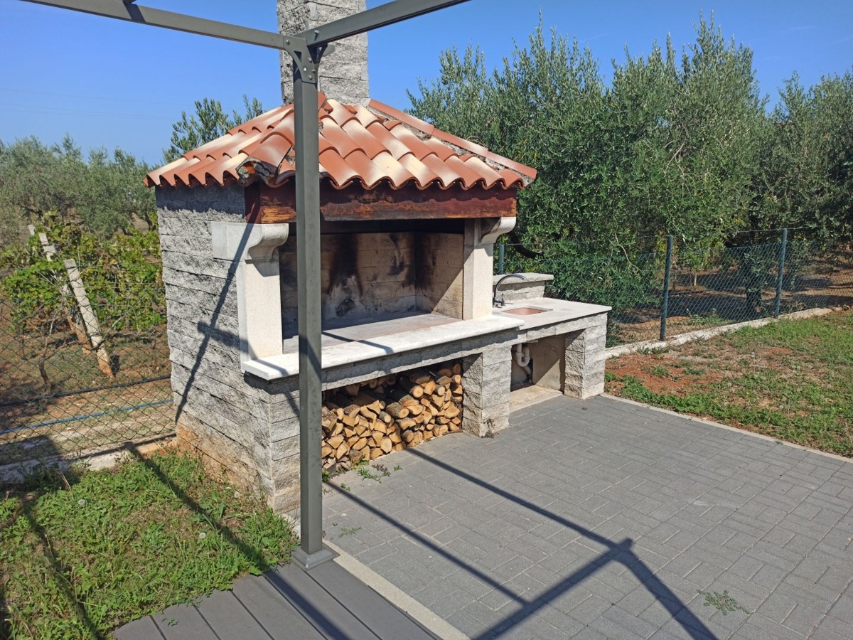 ISTRA, PULA - Obnovljena družinska hiša na mirni lokaciji