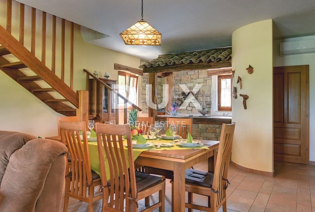 ISTRA, MOTOVUN - Rustikalna hiša z bazenom