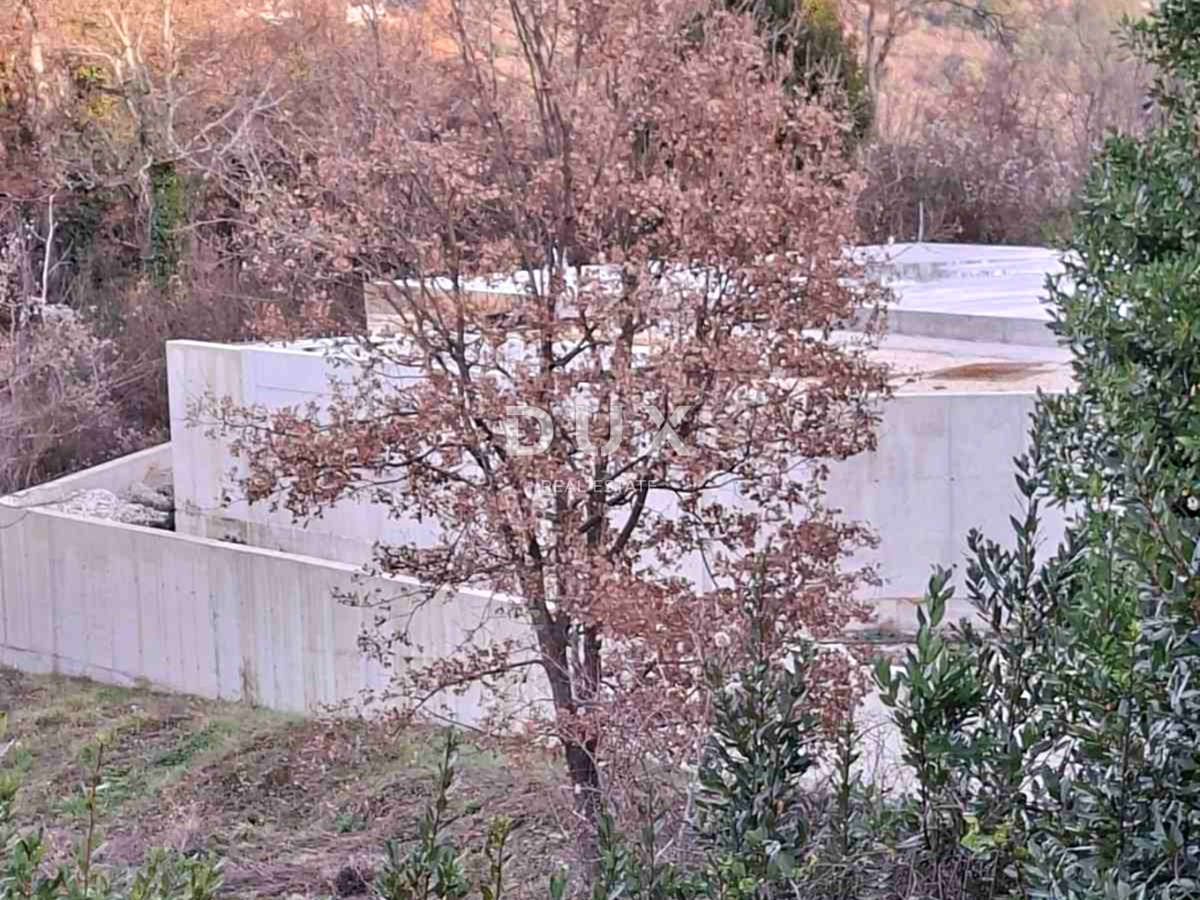 ISTRA, LABIN - Zemljišče z začeto gradnjo