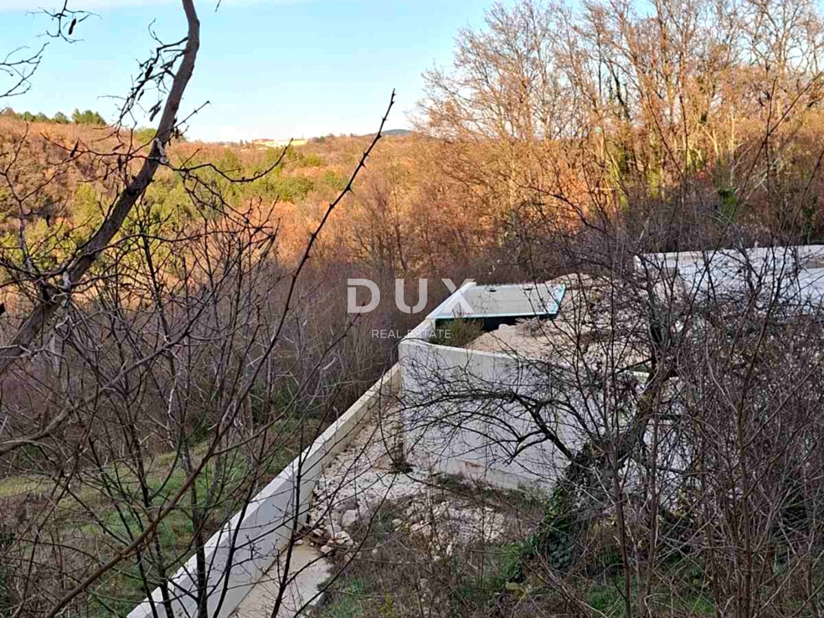 ISTRA, LABIN - Zemljišče z začeto gradnjo