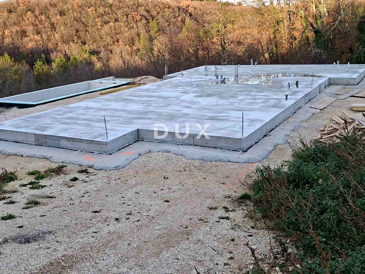 ISTRA, LABIN - Zemljišče z začeto gradnjo