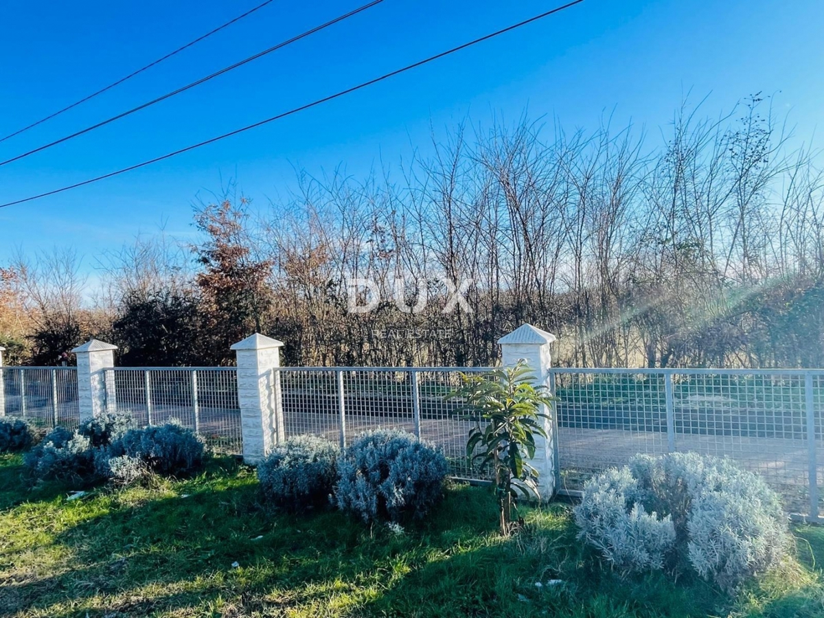 ISTRA, LOBORIKA - Hiša z veliko gradbeno parcelo