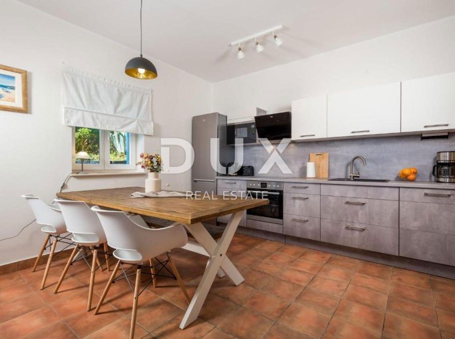 OPATIJA, BRSEČ - Čudovita pol-samostojna vila z bazenom in pogledom na morje v oazi miru