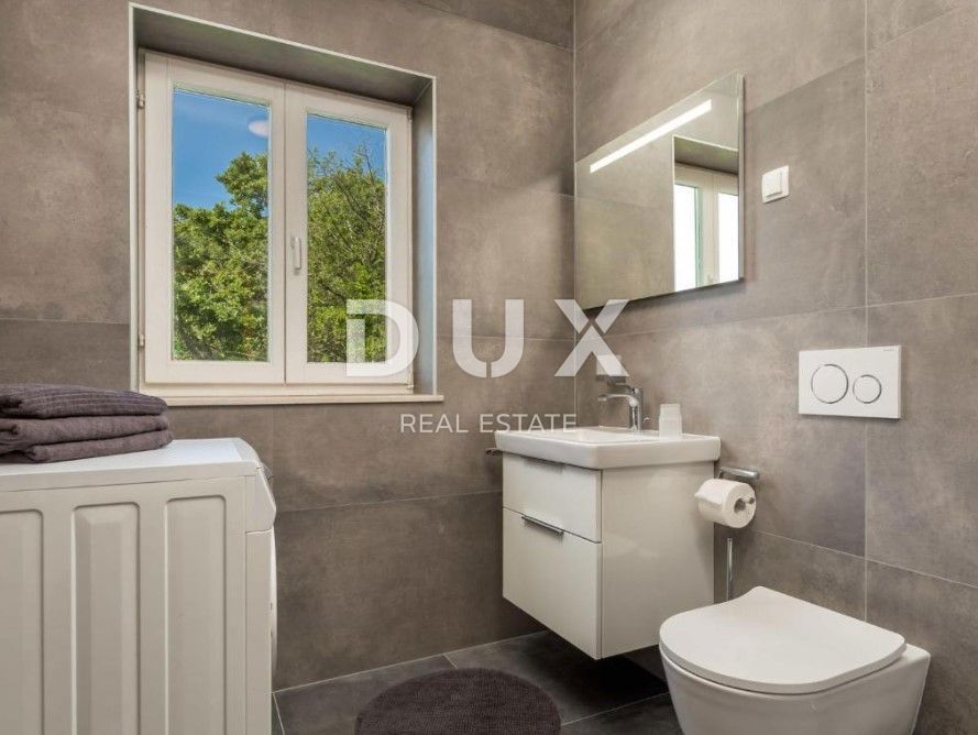 OPATIJA, BRSEČ - Čudovita pol-samostojna vila z bazenom in pogledom na morje v oazi miru