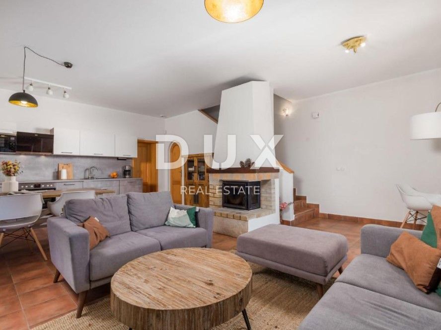 OPATIJA, BRSEČ - Čudovita pol-samostojna vila z bazenom in pogledom na morje v oazi miru