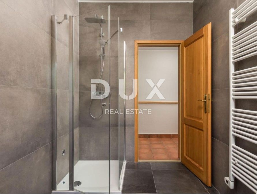 OPATIJA, BRSEČ - Čudovita pol-samostojna vila z bazenom in pogledom na morje v oazi miru