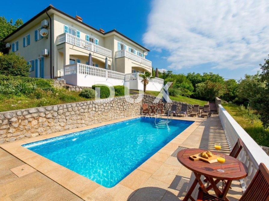 OPATIJA, BRSEČ - Čudovita pol-samostojna vila z bazenom in pogledom na morje v oazi miru