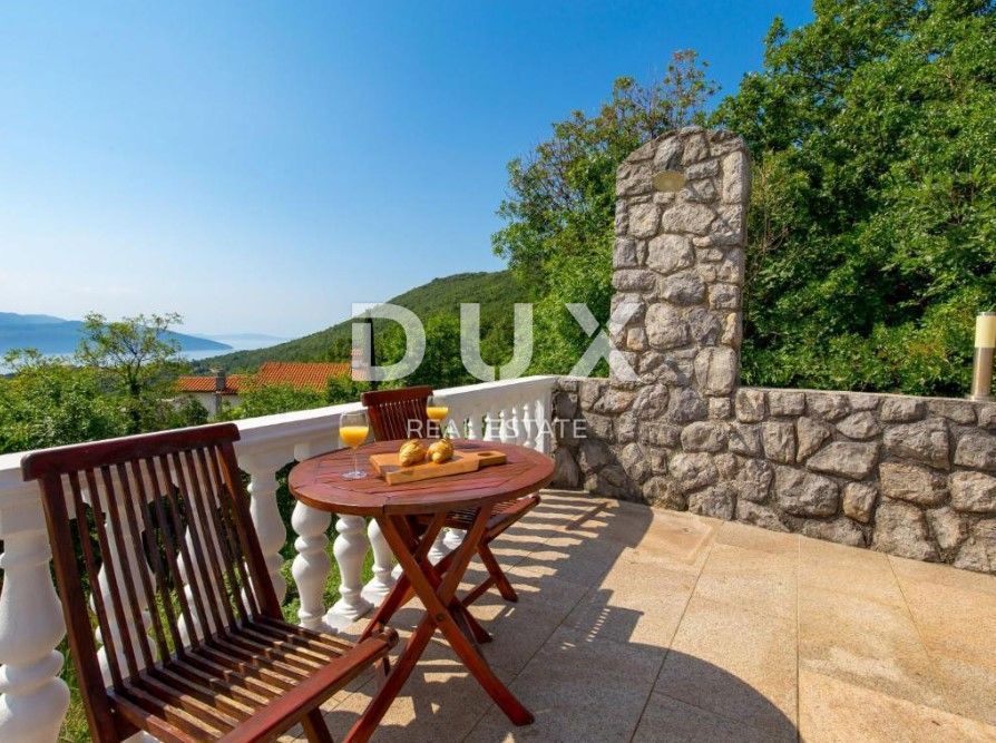 OPATIJA, BRSEČ - Čudovita pol-samostojna vila z bazenom in pogledom na morje v oazi miru