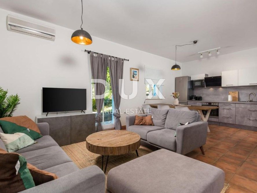 OPATIJA, BRSEČ - Čudovita pol-samostojna vila z bazenom in pogledom na morje v oazi miru