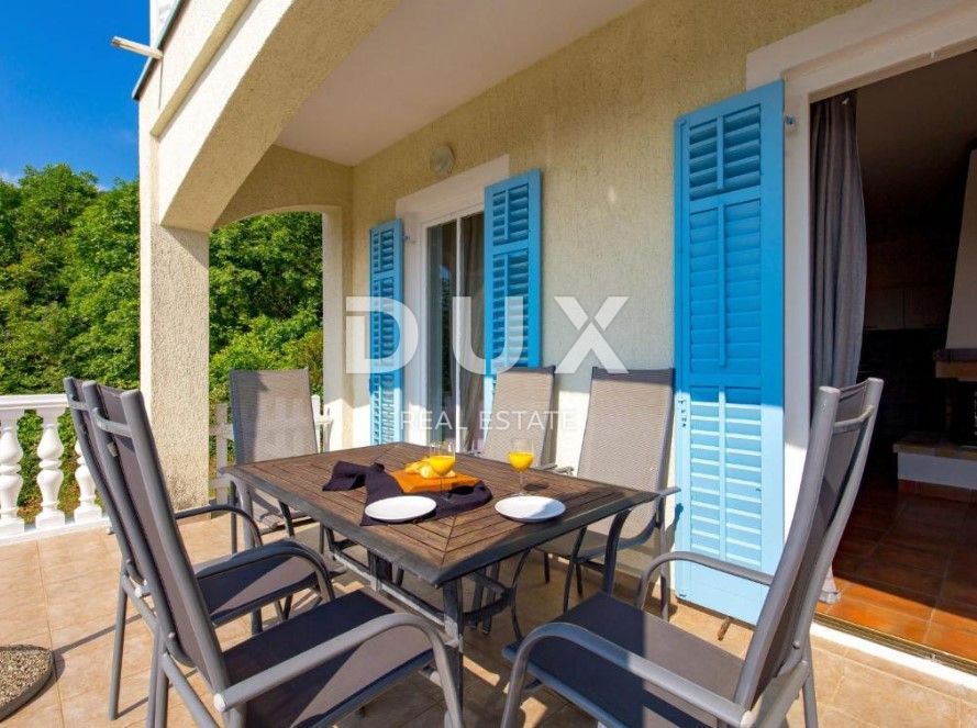 OPATIJA, BRSEČ - Čudovita pol-samostojna vila z bazenom in pogledom na morje v oazi miru