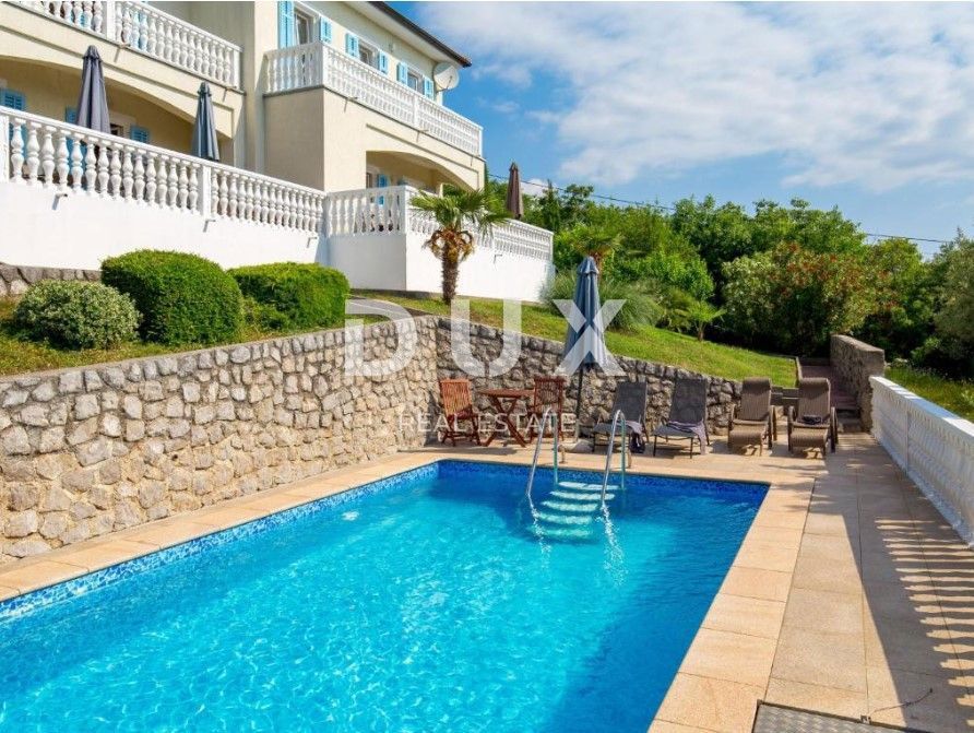 OPATIJA, BRSEČ - Čudovita pol-samostojna vila z bazenom in pogledom na morje v oazi miru