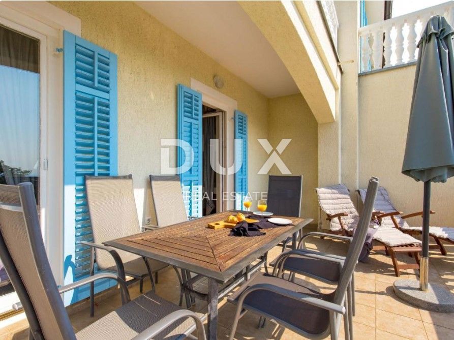 OPATIJA, BRSEČ - Čudovita pol-samostojna vila z bazenom in pogledom na morje v oazi miru