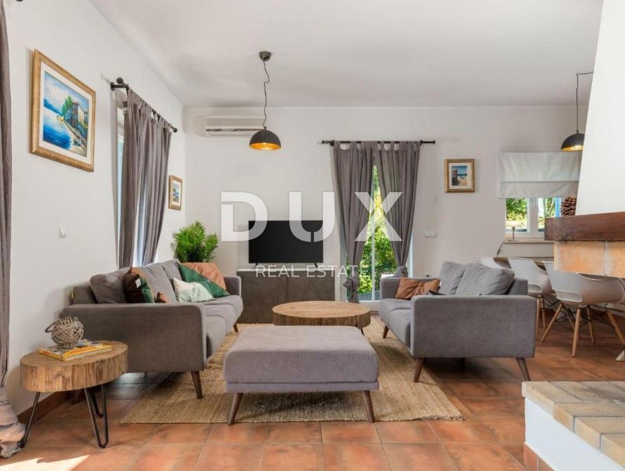 OPATIJA, BRSEČ - Čudovita pol-samostojna vila z bazenom in pogledom na morje v oazi miru