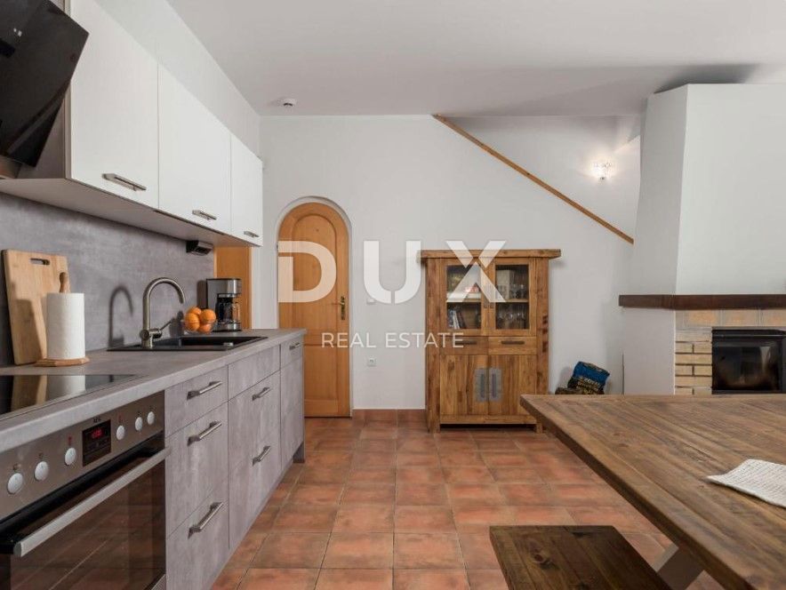 OPATIJA, BRSEČ - Čudovita pol-samostojna vila z bazenom in pogledom na morje v oazi miru