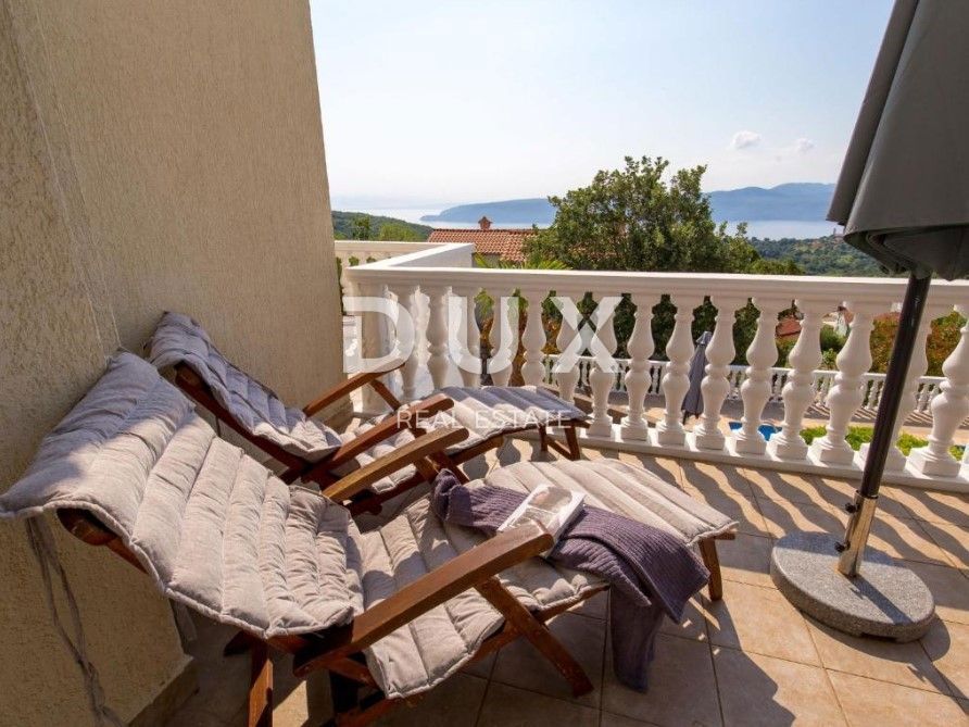 OPATIJA, BRSEČ - Čudovita pol-samostojna vila z bazenom in pogledom na morje v oazi miru