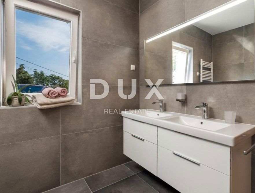 OPATIJA, BRSEČ - Čudovita pol-samostojna vila z bazenom in pogledom na morje v oazi miru