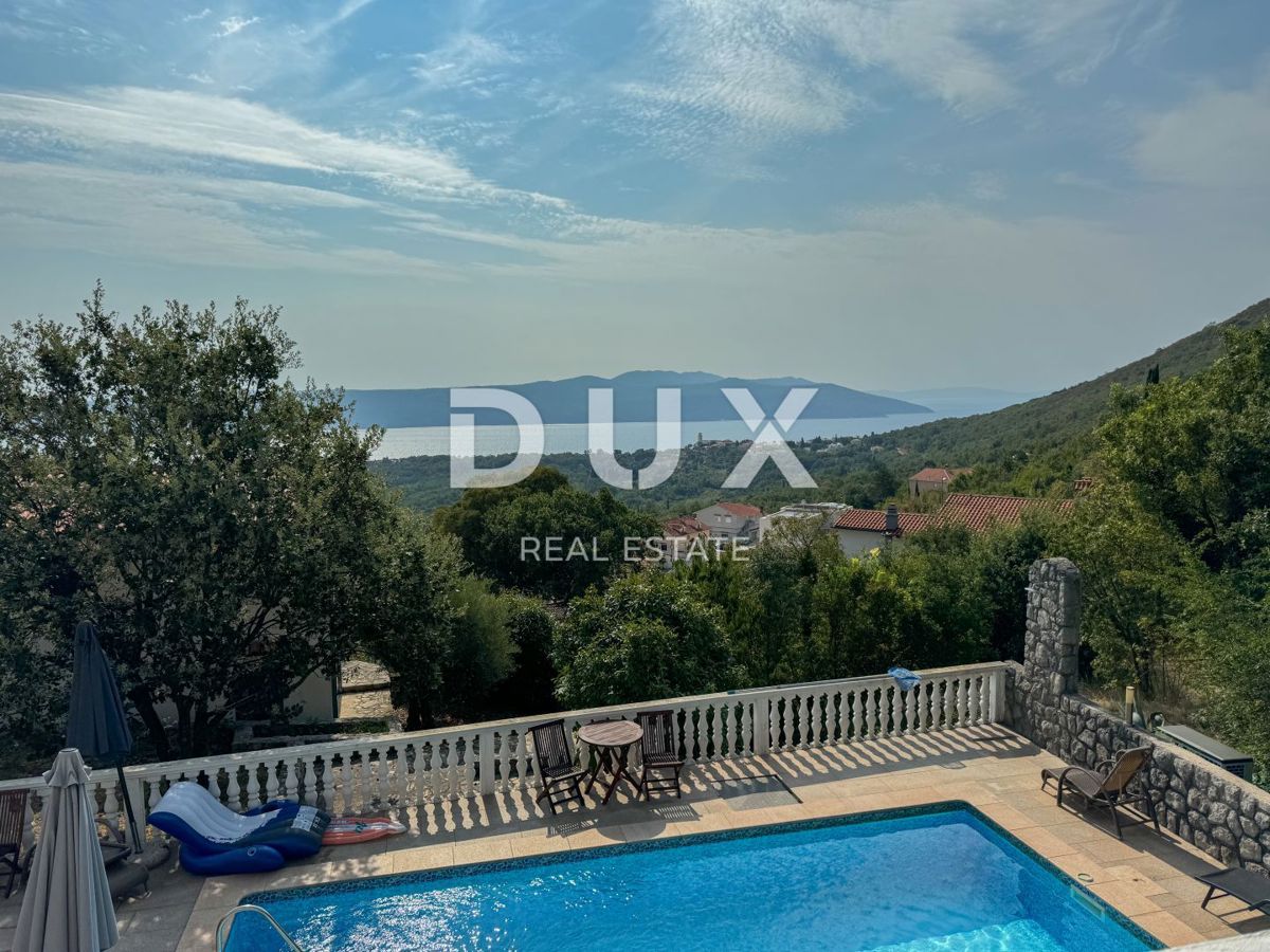 OPATIJA, BRSEČ - Čudovita pol-samostojna vila z bazenom in pogledom na morje v oazi miru