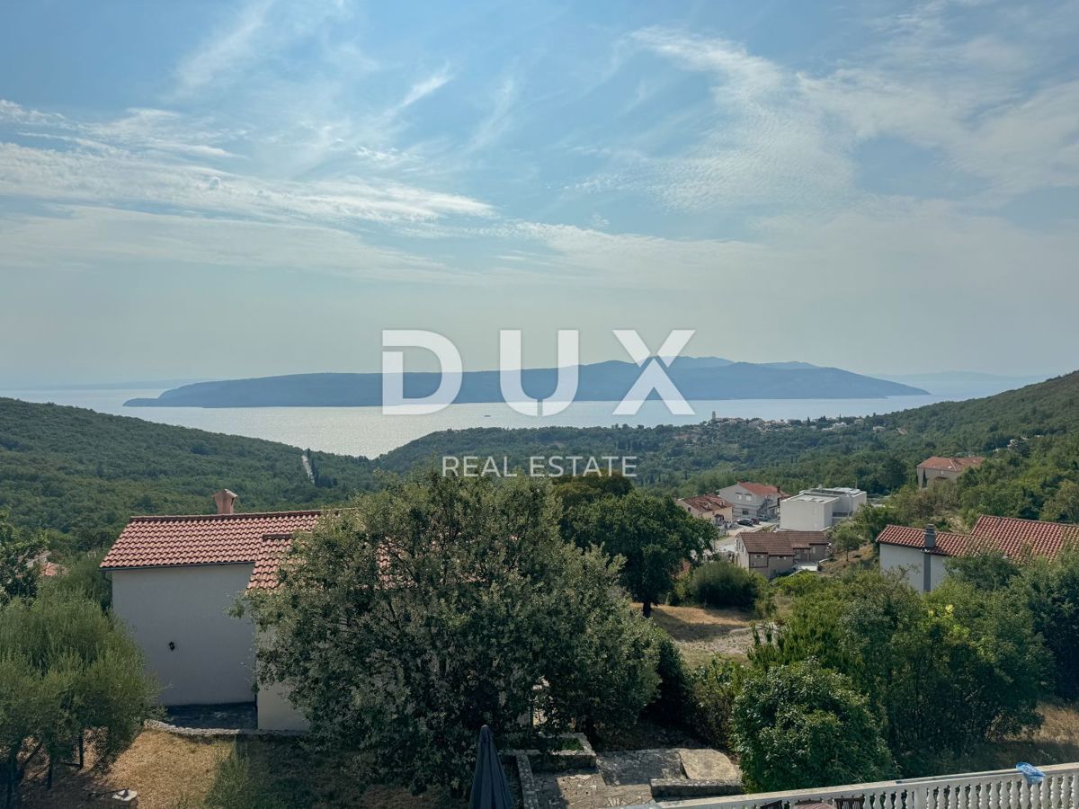 OPATIJA, BRSEČ - Čudovita pol-samostojna vila z bazenom in pogledom na morje v oazi miru