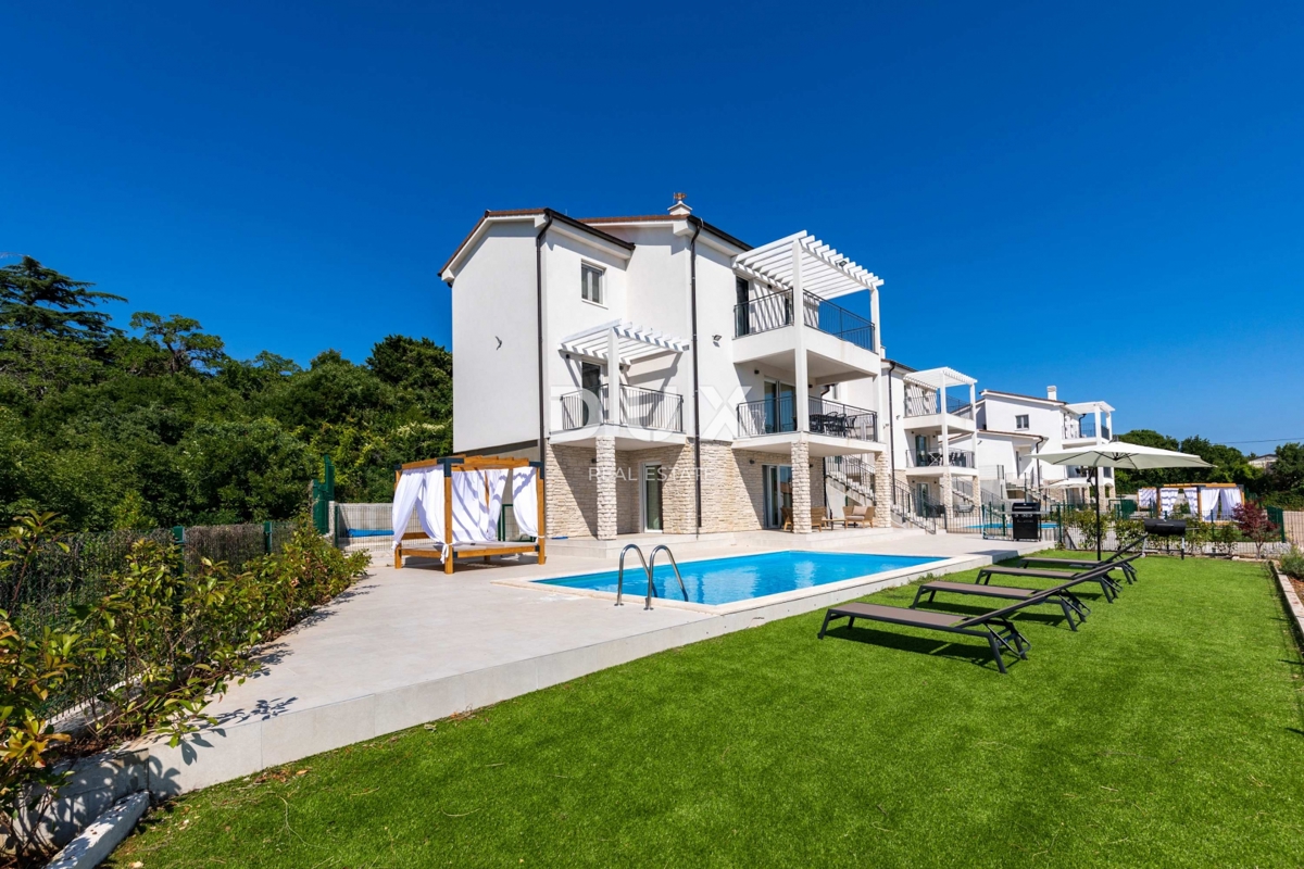 ISTRA, RABAC - Prostorna hiša z bazenom in pogledom na morje