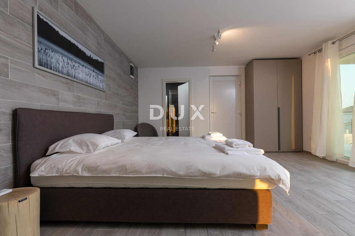 ISTRA, RABAC - Prostorna hiša z bazenom in pogledom na morje