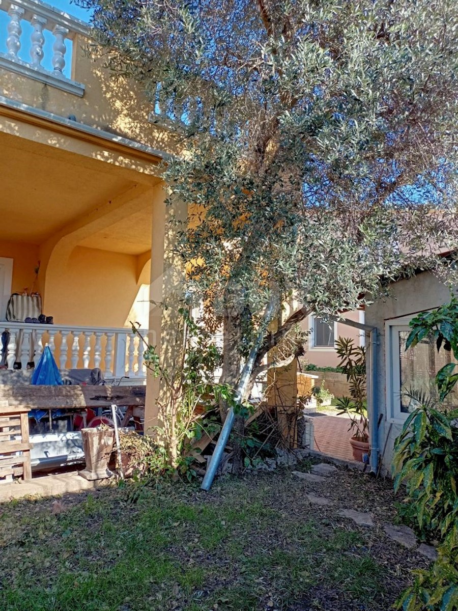 PAKOŠTANE - Prostorna dvonadstropna hiša s tremi apartmaji