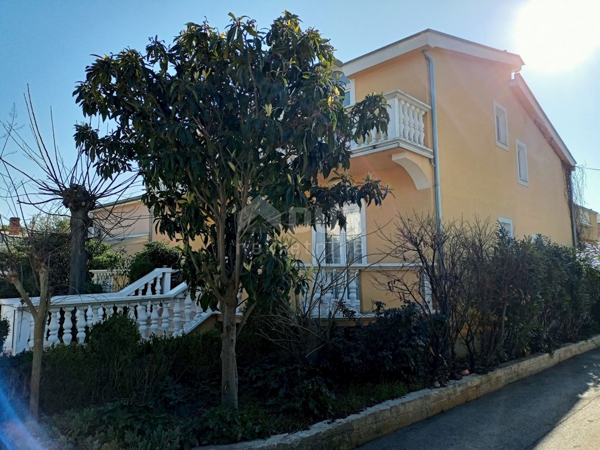 PAKOŠTANE - Prostorna dvonadstropna hiša s tremi apartmaji