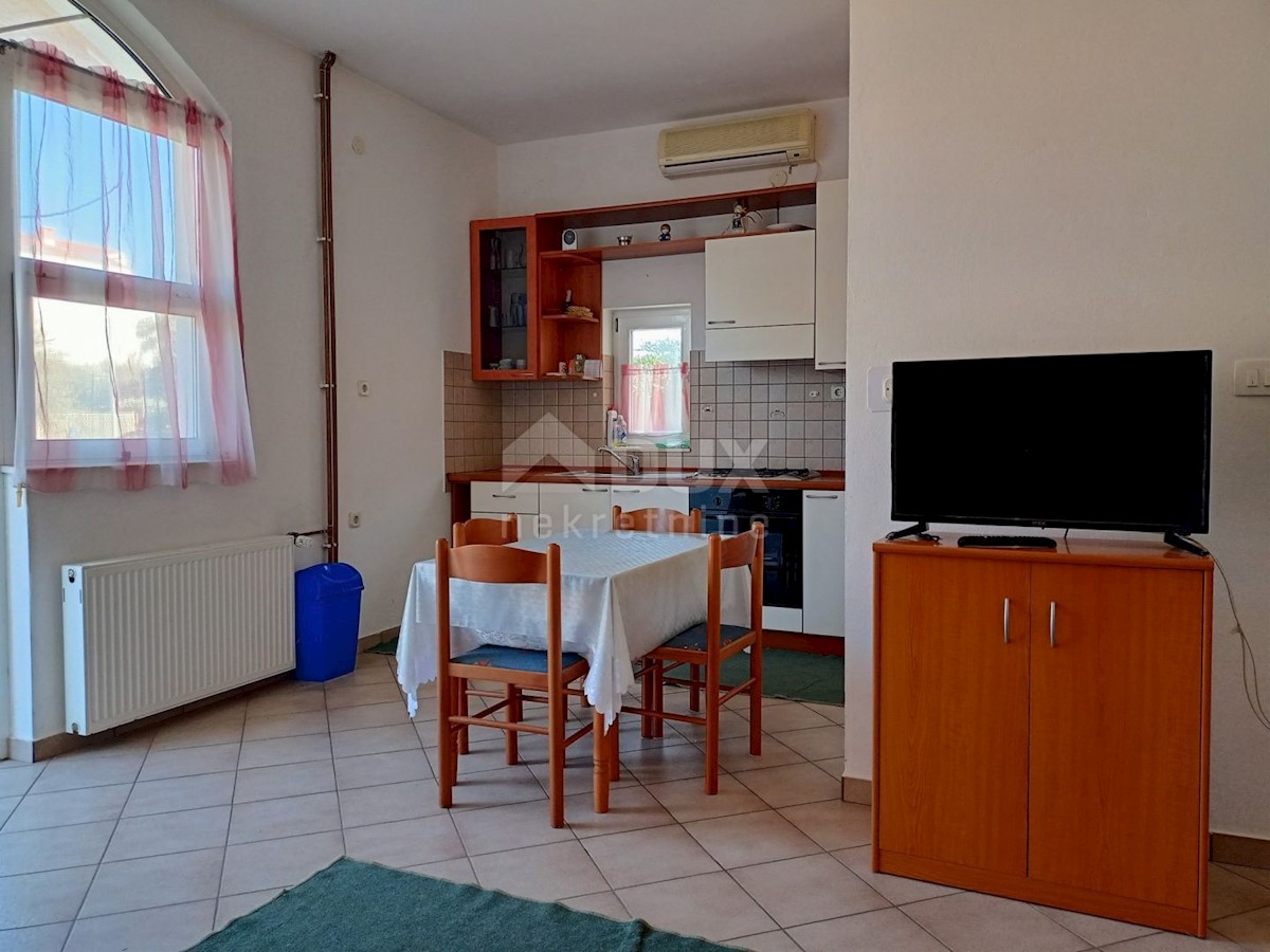 PAKOŠTANE - Prostorna dvonadstropna hiša s tremi apartmaji